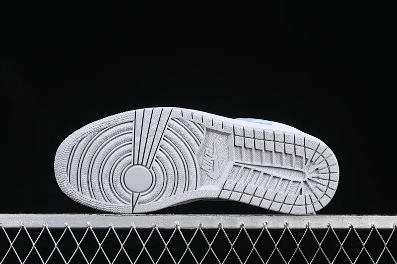 All categories Air Jordan Jordan series basketball shoes Air Jordan 1 Low Air Jordan 1 Low "True Blue" AJ1 Joe 1 burst white and blue color low-top basketball shoes IB7692-400